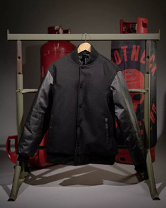 Veste universitaire noire de luxe personnalisée pour homme avec manches en toile, col montant, logo frontal - Doublure polaire écologique - Product Image 5