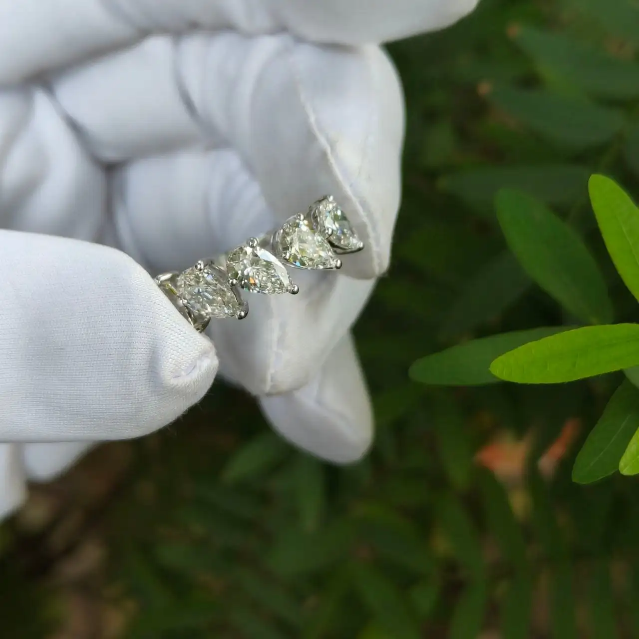 Fascia per anello per metà eternità con diamanti coltivati da laboratorio da 18k con taglio a pera da uomo o da donna con anelli per fedi nuziali con taglio a forma di pera