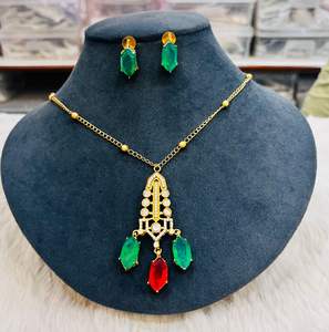 Ensemble de collier élégant en pierre doublet avec boucles d'oreilles assorties Bijoux de déclaration pour les occasions spéciales ou les cadeaux Ensemble minimal de luxe - Product Image 1