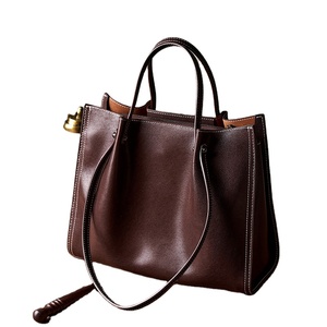 Sacs fourre-tout en cuir véritable pour femmes, logo personnalisé, design de mode de haute qualité, fermeture ouverte/à glissière, couleurs personnalisées pour usage professionnel - Product Image 1