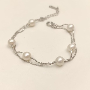 Elegante pulsera de perlas reales de moda con acabado blanco Diseño simple de moda para mujeres y niñas para usar en fiestas - Product Image 1