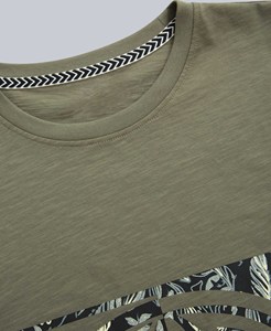 Camisetas de corte moderno con estampados artísticos y de inspiración vintage Ropa de moda que brinda comodidad hecha en Pakistán - Product Image 2