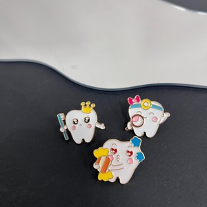 Broche en forma de diente de dibujos animados, decoración de suéter lindo divertido de metal, broche para cuidar los dientes - Product Image 1