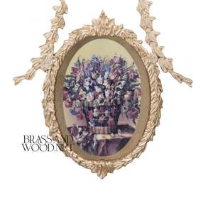 Cadre mural ovale en laiton doré avec bordure florale ornée d'un ruban décoratif orné d'œuvres d'art classiques - Product Image 3