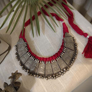 Collar Tribal Tales Heritage Oxidado con Diseño de Templo, Joyería Cultural Coleccionable - Product Image 4