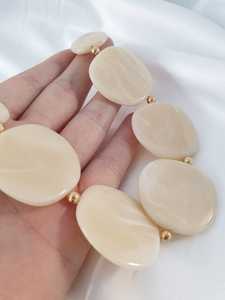 Collier en résine Coquillage personnalisé Couleur et taille Perles en résine faites à la main Unique ultra brillant Origine indienne - Product Image 3