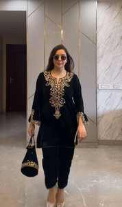 Traje Pakistaní Original de Calidad Pura, Diseño en Terciopelo con Bordado, Colección en Dos Piezas, Listo para Exportar - Product Image 3