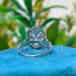 Anillo de Compromiso Vintage con Halo de Moissanita Ovalada, Diseño Lateral Decorativo con Detalles Elegantes y Brillantes para un Estilo Romántico Atemporal - Product Image 1