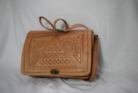 Sac bandoulière en cuir véritable Moroccan Soul avec motif sculpté Modèle 769 Fabriqué au Maroc