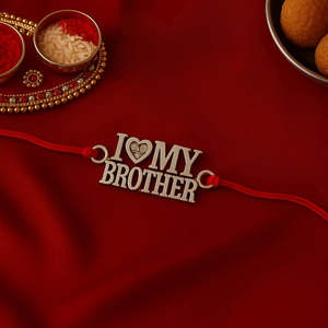 Bracelet de charme tendance Zarkan Silver Rakhi avec Roli Chawal « J'aime mon frère » - Product Image 1