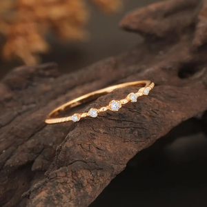 Bague empilable minimaliste en or rose avec diamant milgrain - Product Image 4