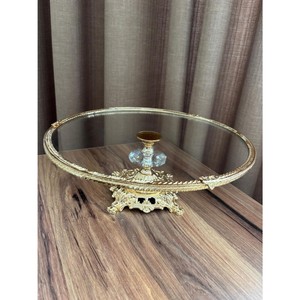 Présentoir de gâteau en métal de couleur dorée antique avec des détails ornés pour des occasions spéciales en métal et en verre - Product Image 5