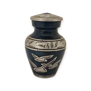 Urna Conmemorativa Artesanal con Diseño de Pájaros Voladores en Negro y Plata para Cenizas Humanas con Acabado Grabado Artístico - Product Image 1