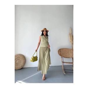 Completo gonna a pieghe da donna con gilet abbottonato con cintura elegante - Product Image 2