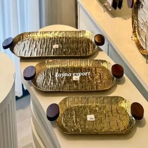 Bandeja de Servicio Decorativa de Aluminio Cuadrada de Lujo con Relieve, Chapada en Oro, con Patrón Personalizado y Mango de Madera para Restaurante, 50 Piezas - Product Image 4