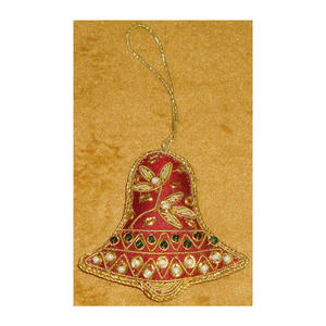 Ornement de Noël suspendu de couleur rouge en forme de cloche, le meilleur du marché, fabriqué en tissu zari zardozi perlé, ornement strictement fabuleux - Product Image 1
