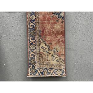 Alfombra Turca Vintage, Alfombra Pequeña de 1.5x2.9 pies, Alfombra de Lana Abstracta Roja y Azul - Product Image 1