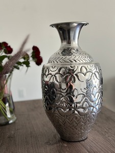 แจกันแกะสลักสไตล์ราชวงศ์โลหะสีเงินสำเร็จรูปเหมาะสำหรับตกแต่งโต๊ะกลางห้องนั่งเล่นและเป็นของขวัญจากอินเดีย - Product Image 4