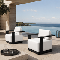 Canapé individuel d'extérieur en teck toutes saisons, fauteuil durable en teck avec rembourrage, mobilier d'extérieur personnalisé pour hôtels et piscines
