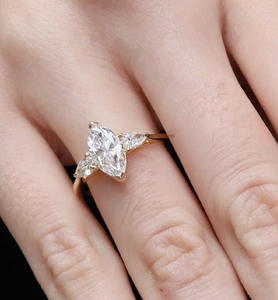 Anillo de tres piedras de moissanita de corte Marquesa de 2 quilates en plata de ley 925 con piedras laterales de corte de pera elegante anillo de bodas hecho a mano - Product Image 6