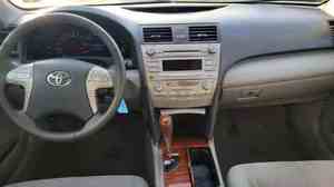 Camry LE 2024 con Volante a la Izquierda, Asientos de Cuero, Cámara Trasera, Pantalla Táctil y Faros de Xenón en Venta - Product Image 6