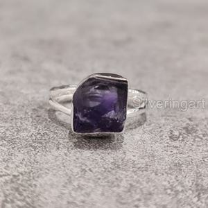 Joyería de piedra en bruto Anillo de mujer Piedra preciosa de amatista cruda natural Piedra NATAL DE FEBRERO Aniversario martillado Anillo de plata esterlina 925 - Product Image 1