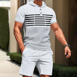 Conjunto de 2 piezas de pantalones cortos de manga corta bloqueados de color a rayas con capucha para hombre, hecho de material de fibra de poliéster y tela suave y cómoda - Product Image 1