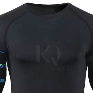 เสื้อรัดกล้ามเนื้อสำหรับออกกำลังกายระดับสูงสำหรับผู้ชาย ระบายอากาศได้ดี ผลิตจากผ้าสแปนเด็กซ์/โพลีเอสเตอร์ที่เป็นมิตรกับสิ่งแวดล้อม เหมาะสำหรับเล่นเซิร์ฟ ว่ายน้ำ และศิลปะการต่อสู้ - Product Image 4