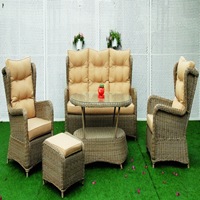 Ensemble de mobilier de patio extérieur style Ferme Moderne pour hôtel, canapé et chaise en rotin tressé avec coussins en PU et table en verre, pour entrée d'appartement et utilisation en parc