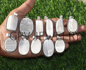 Vente en gros de pendentifs ethniques en argent sterling 925 faits à la main en sélénite naturelle pour mariage, fiançailles, anniversaire - Product Image 1
