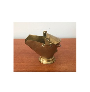 Seau à charbon rétro en laiton avec forme robuste et ton lumineux adapté aux intérieurs de chalets confortables ou aux maisons à thème antique - Product Image 1