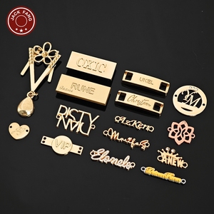 Étiquette métallique personnalisée pour vêtements, sacs, chaussures, hijabs, abayas et foulards, avec logo de marque en métal doré - Product Image 3