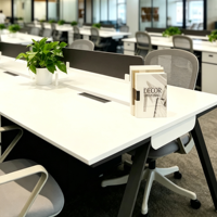Postes de travail de bureau modernes modulaires pour 2 à 4 personnes, configuration face à face, aménagement ouvert, postes de travail informatiques et bureaux, mobilier de bureau