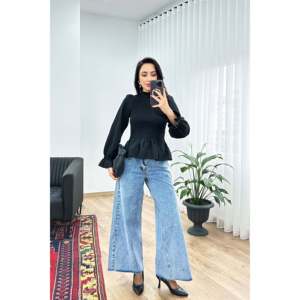 Blusa Negra con Cuello Alto Fruncido para Mujer, Marca Lustrin, con Elegantes Detalles de Encaje, Tejido Transpirable de Mezcla de Algodón para Primavera/Verano - Product Image 3