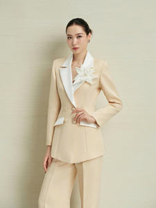 Elegante Conjunto de Blazer y Pantalones de Esmoquin Color Nude y Blanco para Mujer, Algodón Premium, Poliéster, Elastano, OEM, ODM, Hecho en Vietnam - Product Image 2