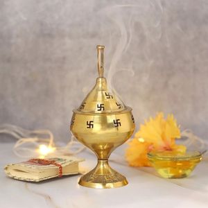 Brûleur d'encens traditionnel en laiton sculpté pour les cérémonies spirituelles, offrant un parfum intense et une belle finition artisanale - Product Image 1