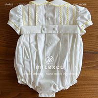 Robe blanche pour filles Mitexco avec broderie bleue, col Peter Pan, manches bouffantes, fabriquée à la main au Vietnam