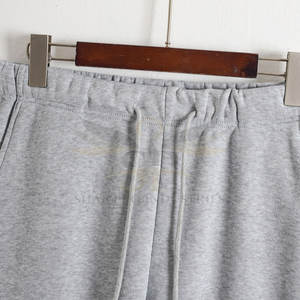 Venta caliente Ropa de entrenamiento para hombres Cómodo bolsillos de canguro Cuello con capucha Chándal Patrón sólido Diseño transpirable para adultos - Product Image 4