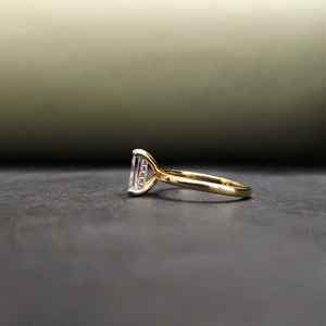 แหวนแฟชั่นสแตนเลสประดับพลอยธรรมชาติทรงเรเดียนท์คัท รับรองโดย IGI สำหรับทุกเพศ แบรนด์ Trendy DOPE JEWELLS เหมาะเป็นของขวัญวันวาเลนไทน์ - Product Image 5