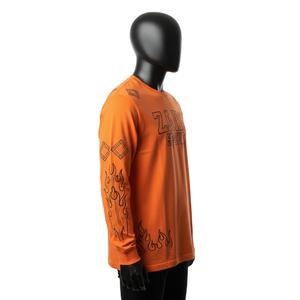 Camiseta de manga larga para hombre de algodón y poliéster de 200 GSM premium, color naranja, con gráfico deportivo y logotipo personalizado con serigrafía. - Product Image 3