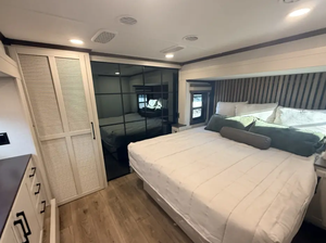 Autocaravana Usada Económica 2025 2024 2023 Quinta Rueda RiverStone 421FK Forest River Autocaravanas Remolques de Viaje - Product Image 5