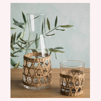 Support de pichet décoratif Nature Luxe en rotin et jonc de mer avec des accents d'animaux gravés pour un style de maison éclectique