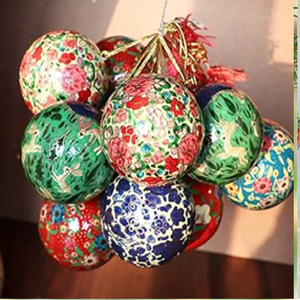 Papier Mache rústico hecho a mano, piezas de pared colgantes de Navidad, acabados envejecidos y texturas desgastadas para casas de campo - Product Image 1