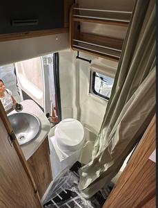 Autocaravana de Lujo Blanca con Cocina Completa, Cama, Baño y Aire Acondicionado para 4-6 Personas, Ideal para Viajes y Campamentos - Product Image 5