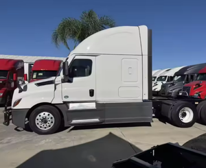 Camión Semirremolque Usado Freightliner Cascadia 126 Sleeper 2023 2024 con Techo Elevado de 72 Pulgadas, Motor Detroit de 455 HP, Transmisión Automática Dt12 de 12 Velocidades - Product Image 2