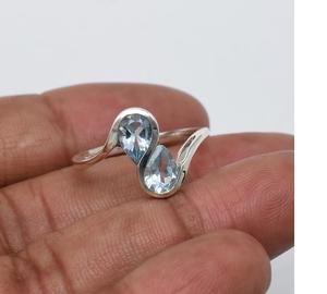 Topacio azul dos piedras cristianas bohemias ecológicas para mujer hecho a mano anillo de declaración de plata esterlina con piedra preciosa azul cielo - Product Image 1