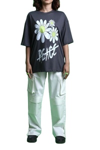 Camiseta Premium Unisex Negra con Estampado de Margaritas y Paz, Oversize, Estilo Urbano, Manga Corta, Cuello Redondo, Algodón Felpa, Secado Rápido - Product Image 3