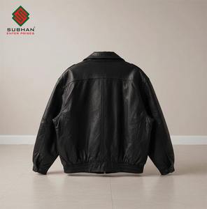 Blouson aviateur oversize classique en cuir synthétique noir pour homme. Vêtement d'hiver décontracté à fermeture éclair, style rétro minimaliste, essentiel pour le streetwear - Product Image 2