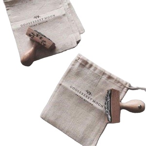 Sac à cordon moyen en coton avec logo personnalisé sérigraphié en soie pour la lessive et le shopping avec motif de lettres - Product Image 4