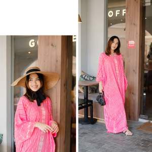 El más vendido Sunset Bloom Shibori Kaftan radiante teñido a mano Maxi vestido en rosa vibrante para una elegancia audaz y sin esfuerzo Indonesia - Product Image 3